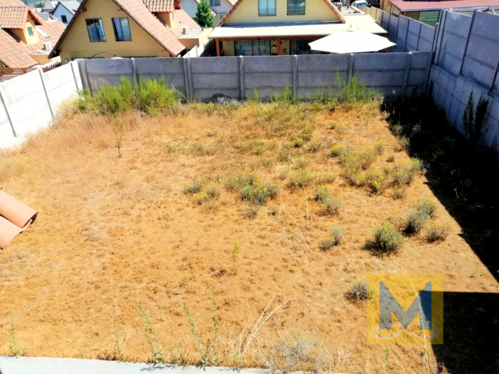 Gran patio para un jardín, cancha para los niños, un área de cultivo, una piscina, una terraza o derechamente para ampliaciones